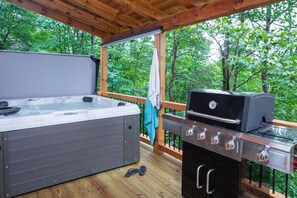 Outdoor spa tub - Louise's Hideaway by Inn & Spa at Cedar Falls (Logan)