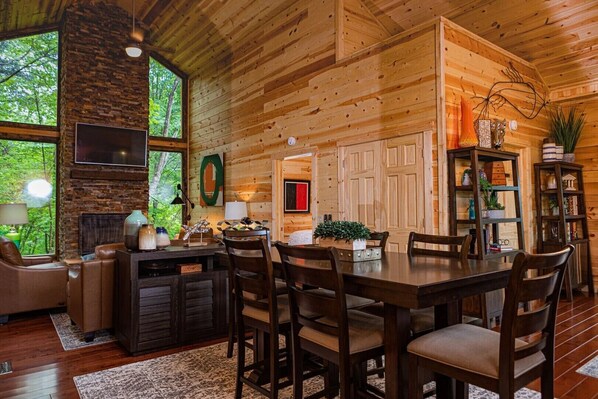 Dining - Louise's Hideaway by Inn & Spa at Cedar Falls (Logan)