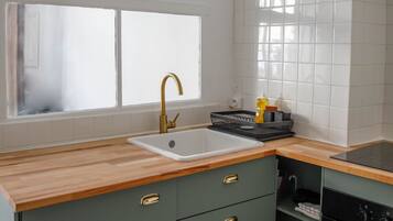 Kjøleskap, mikrobølgeovn, ovn og kokeplater