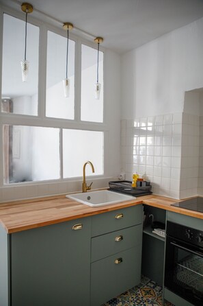 Kjøleskap, mikrobølgeovn, ovn og kokeplater