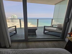 2 habitaciones, escritorio y tabla de planchar con plancha