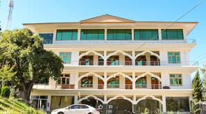 Front of property - Hotel Green Palace Gahkuch (Gahkuch)