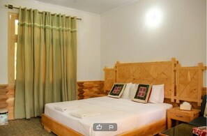 Tabla de planchar con plancha, wifi gratis y ropa de cama 