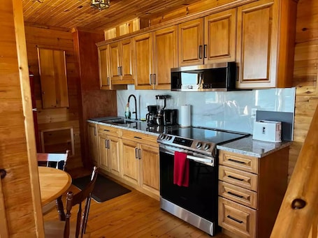 Geladeira, micro-ondas, fogão, cooktop