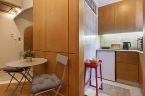 Fridge, microwave, electric kettle, cookware/dishes/utensils