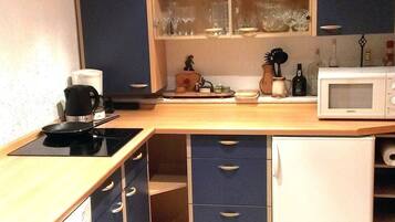 Mikrowelle, Geschirrspüler, Wasserkocher, Toaster