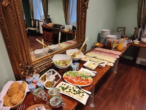 Daily buffet breakfast (PLN 40 per person)