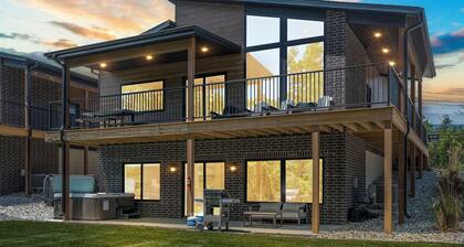 Lake Front, Kayaks, Private Hot Tub, Firepit!