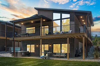 Lake Front, Kayaks, Private Hot Tub, Firepit!