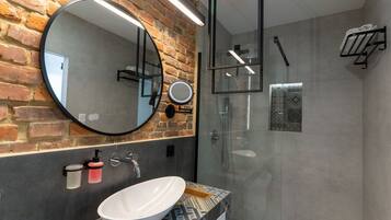 淋浴设施、吹风机、坐浴桶、毛巾