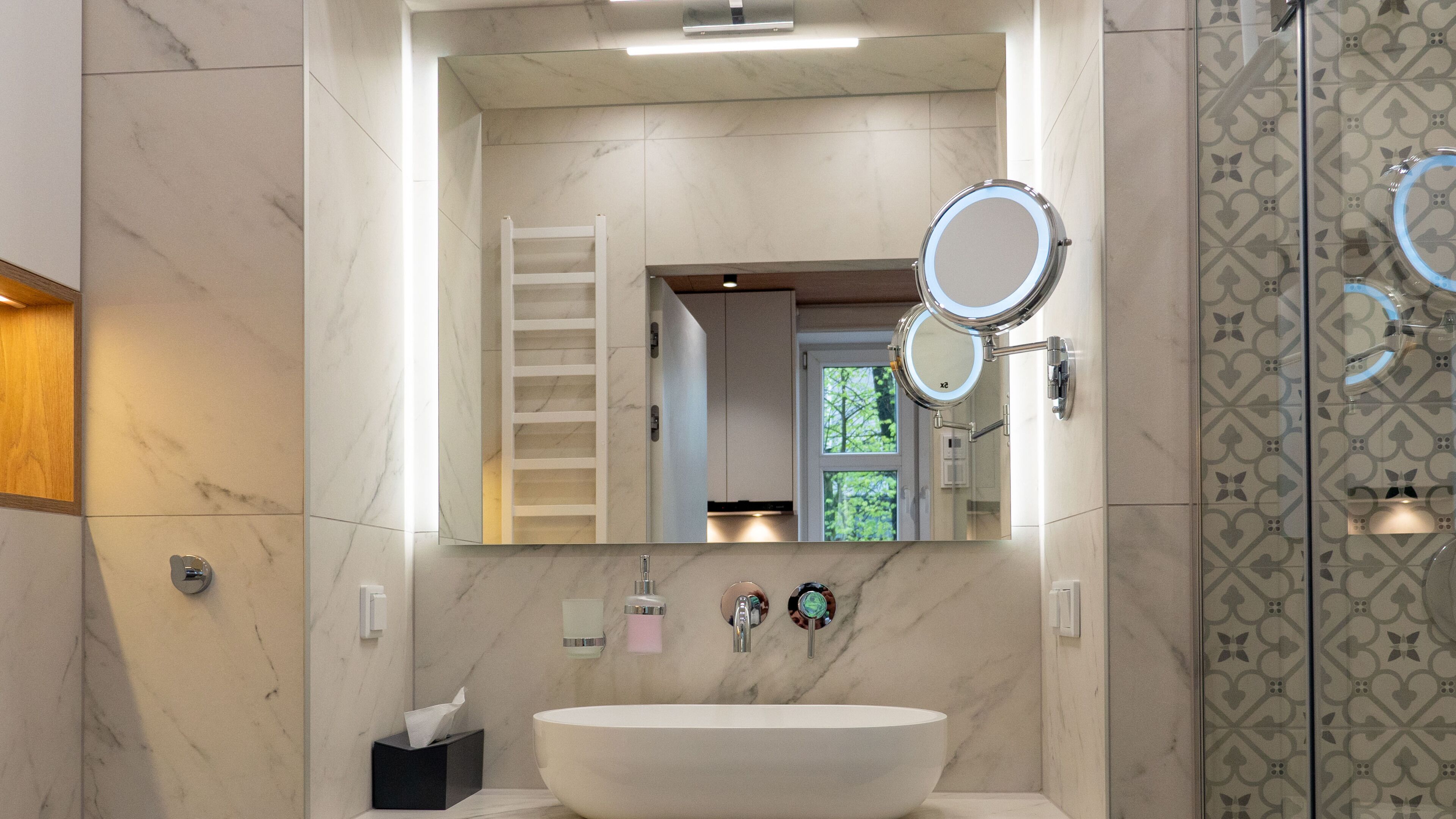 Een douche, een haardroger, een bidet, handdoeken