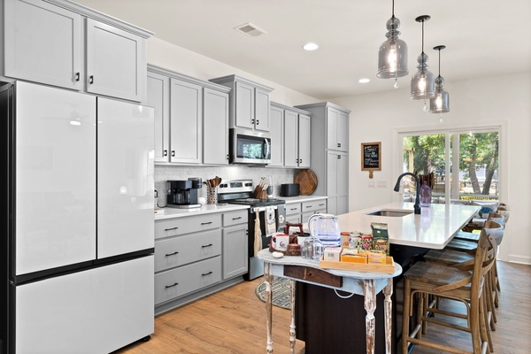 Køleskab, mikrobølgeovn, ovn, kogeplade