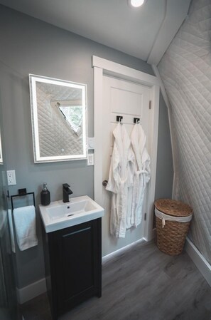 Douche, sèche-cheveux, serviettes fournies, savon