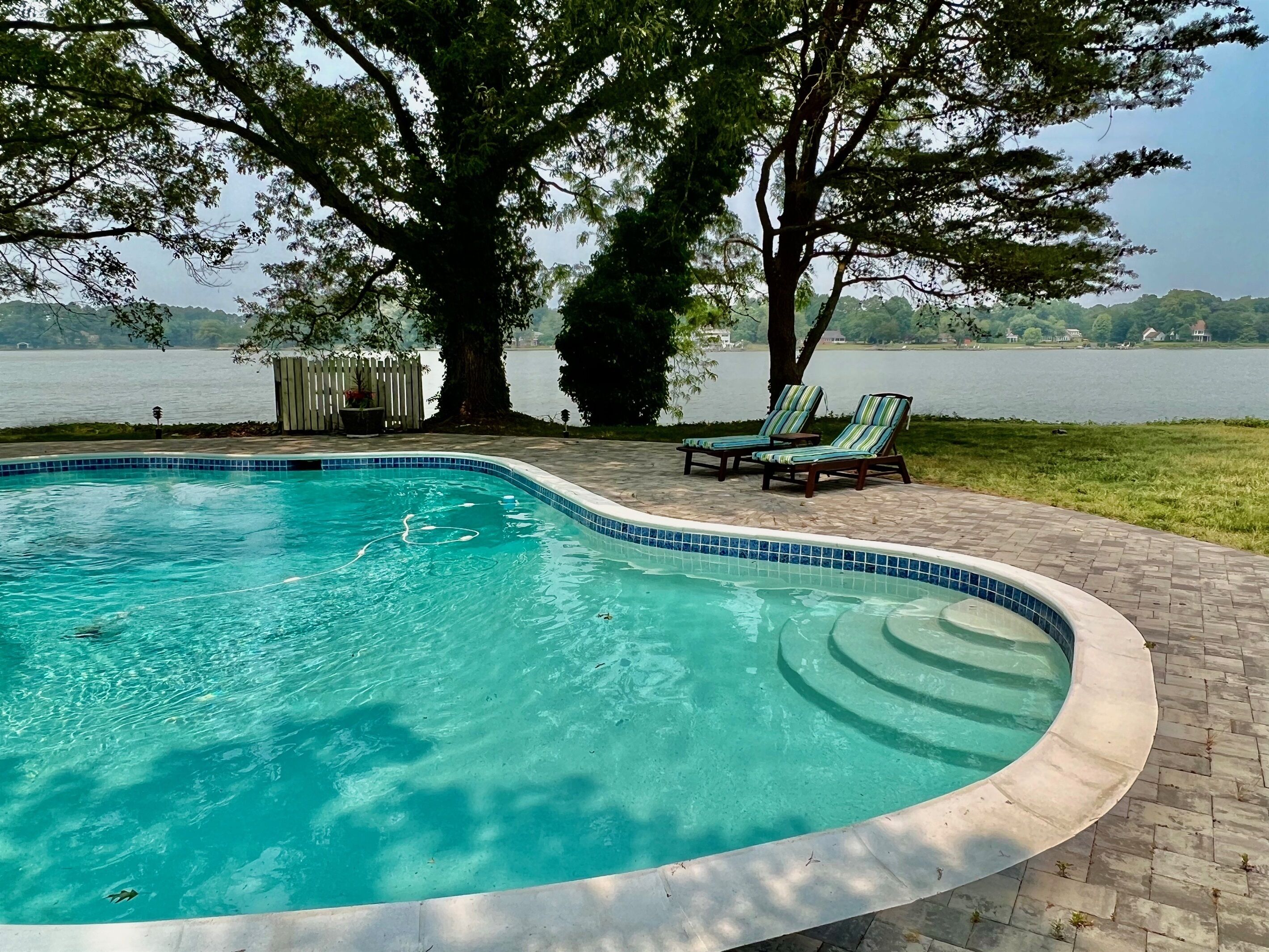 Waterfront,Dock,Pool.Private Point in Estate Area. Minutes from Everything!