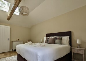 1 bedroom, iron/ironing board, WiFi, bed sheets - Spacious and Charming Retreat in Pitlochry! (Pitlochry)