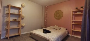 1 bedroom, travel cot, WiFi, bed sheets