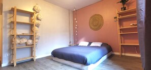 1 bedroom, travel cot, WiFi, bed sheets