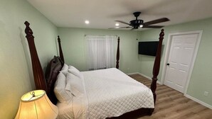 A bedroom with a four-poster bed, a ceiling fan, and a lamp. - King Bed, Clean & Cozy, 10 Min to WEC Ocala (Ocala)