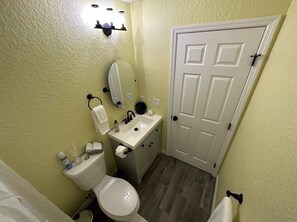 Hair dryer, towels, soap, toilet paper - King Bed, Clean & Cozy, 10 Min to WEC Ocala (Ocala)