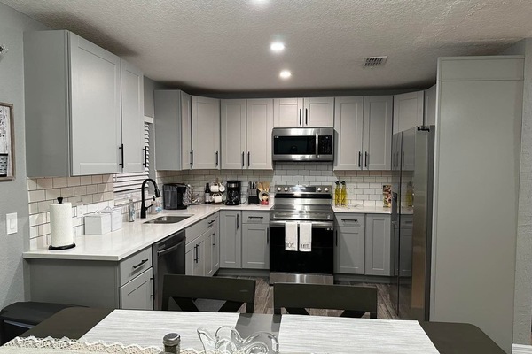 Frigorífic, microones, forn i placa de cuina