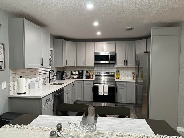 冰箱、微波炉、烤箱、炉灶