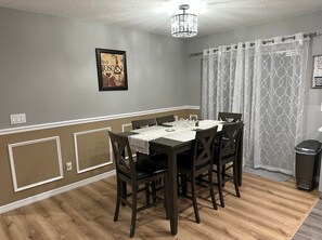 Dining - King Bed, Clean & Cozy, 10 Min to WEC Ocala (Ocala)