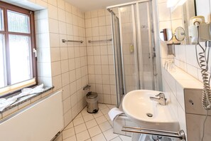 Douche, sèche-cheveux, serviettes fournies, papier toilette