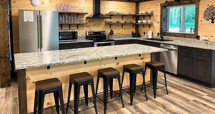 The Grove - Newly Renovated Large Cabin, All King Suites, Great Outdoor Space