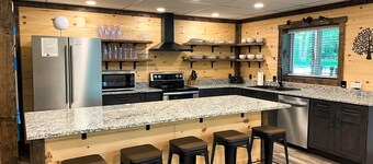 The Grove - Newly Renovated Large Cabin, All King Suites, Great Outdoor Space