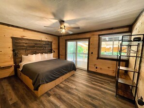 7 bedrooms, travel crib, free WiFi, bed sheets - The Grove - Newly Renovated Large Cabin, All King Suites, Great Outdoor Space (Logan)