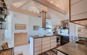 Fridge, dishwasher, coffee/tea maker