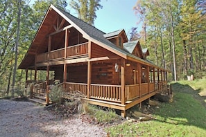 Eine Hütte mit Balkon, Veranda und Außenterrasse.