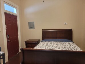 1 habitación, escritorio, tabla de planchar con plancha y wifi gratis