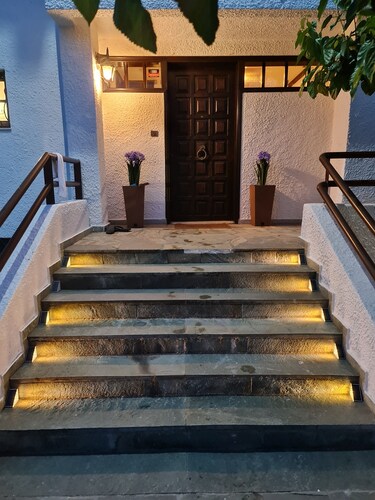 Romantic traditional Villa with huge garden, swimming pool, basketball court etc