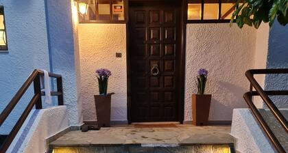 Romantic traditional Villa with huge garden, swimming pool, basketball court etc