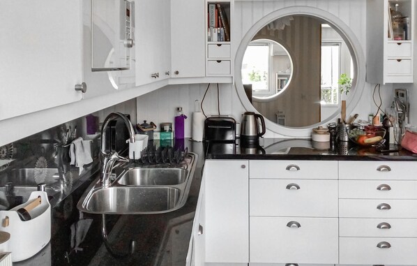 Kylskåp, ugn, diskmaskin och kaffe- och tebryggare