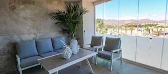 New, modern and central apartment two minutes from the beach.