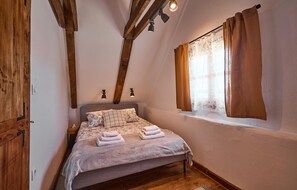 3 bedrooms, travel cot, free WiFi, bed sheets