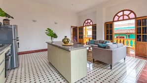 A spacious living area with a kitchen, a sofa, and a dining table. - 2CM-B1 APARTAMENTO EN GETSEMANI CON BALC (Cartagena)