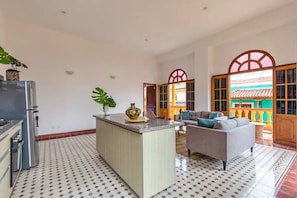 A spacious living area with a kitchen, a sofa, and a dining table. - 2CM-B1 APARTAMENTO EN GETSEMANI CON BALC (Cartagena)