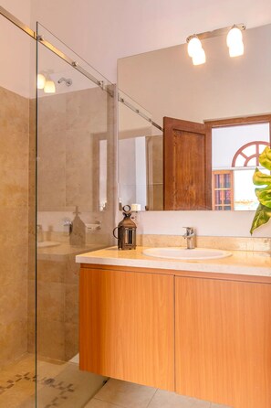 Standard-Apartment | Badezimmer | Dusche, Regendusche, Haartrockner