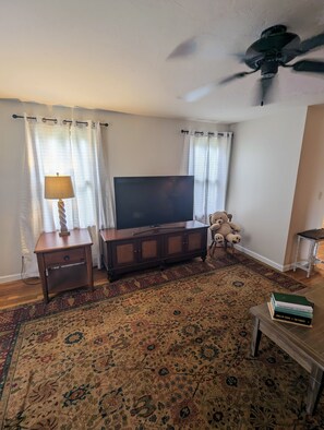 Living area - Experience Serene Nostalgia at Sadie's Place: A Charming West Barnstable Retrea (Barnstable)