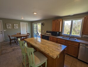 Private kitchen - Experience Serene Nostalgia at Sadie's Place: A Charming West Barnstable Retrea (Barnstable)