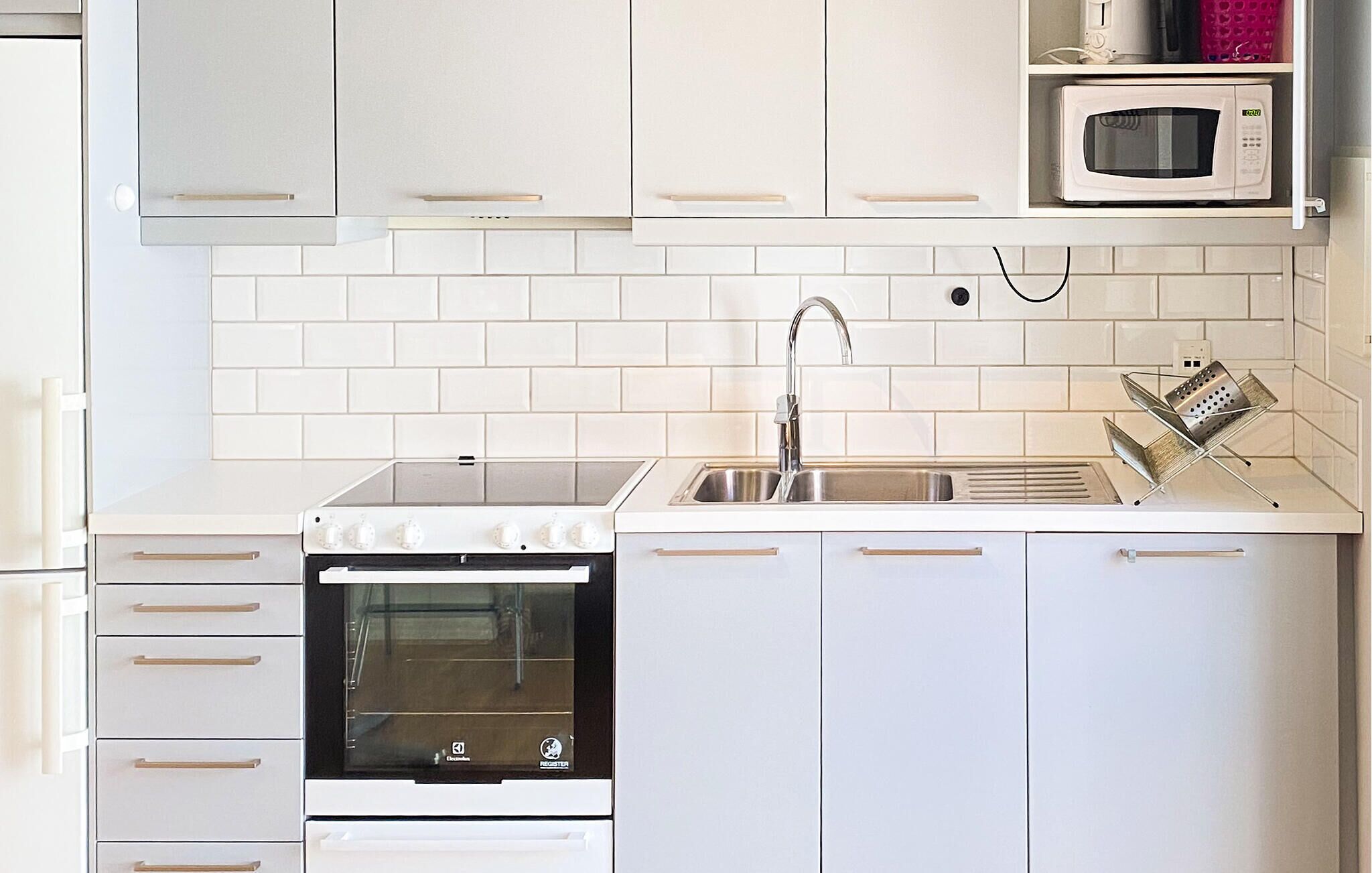 ثلاجة، موقد طهي مسطح، ماكينة لصنع القهوة/الشاي