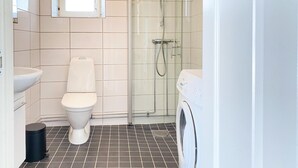 Un bagno con WC, lavandino e doccia.
