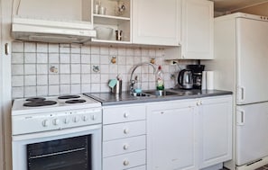 Réfrigérateur, micro-ondes, plaque de cuisson, cafetière/bouilloire