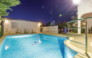 Outdoor pool - 1 bedroom beach front apartment in Valbandon (Valbandon)
