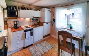 Kylskåp, mikrovågsugn, ugn och spishäll
