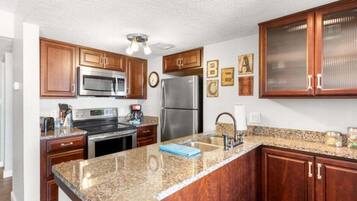 Coffee/tea maker, fridge, microwave, oven