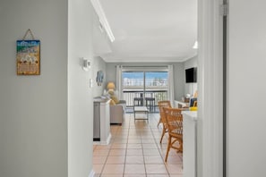 Eine moderne Wohnung mit Balkon, Essbereich und Küche.